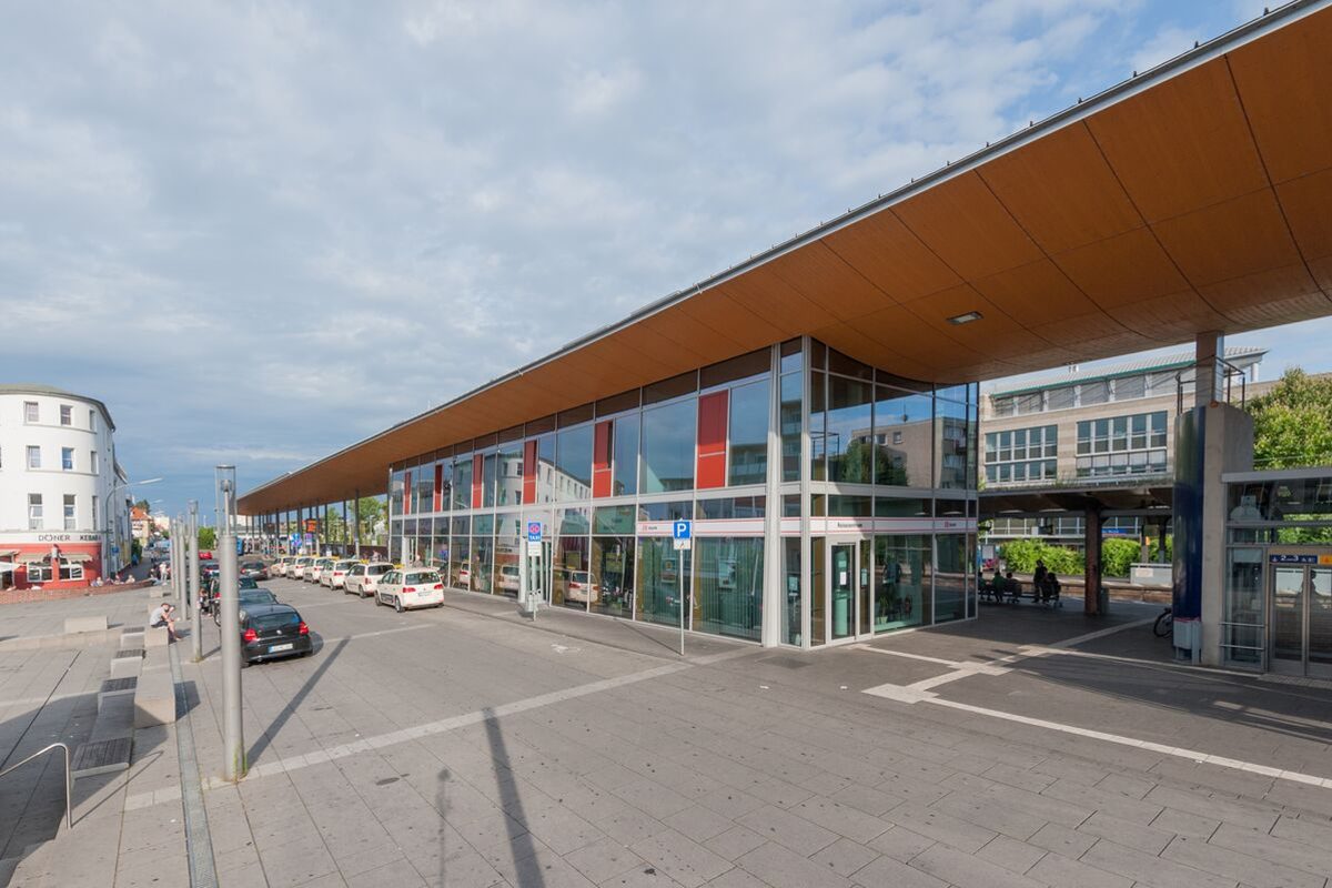 Bahnhofplatz Rüsselsheim mit Bahnhofsgebäude und Taxistand